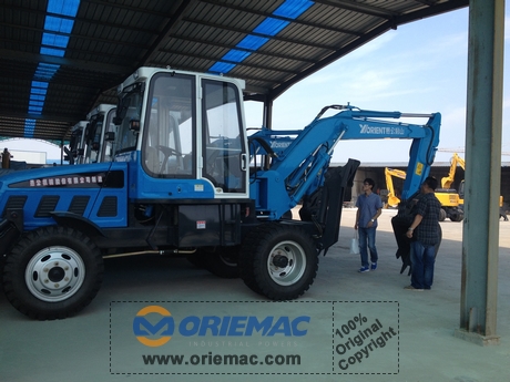 Indonesia Clients Visited Factories For Concrete Mixer Truck and Wheel Excavator 2