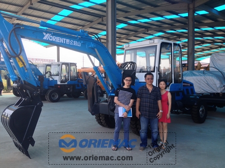 Indonesia Clients Visited Factories For Concrete Mixer Truck and Wheel Excavator 3