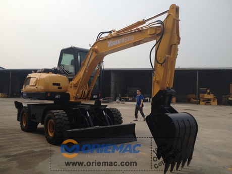 Singapore Company Representative Visited YUONG Factory And Inspected WYL8.5 Wheeled Excavator_2