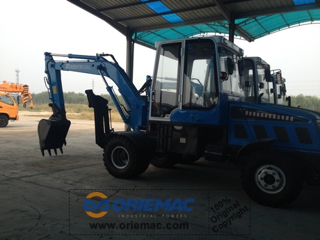 Singapore Company Representative Visited YUONG Factory And Inspected WYL8.5 Wheeled Excavator_4