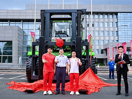 HELI Launched the First 55t Heavy Lithium Forklift