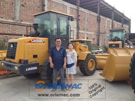 Indonesia Client Visited XCMG Factory And Inspected LW220 Wheel Loader_1