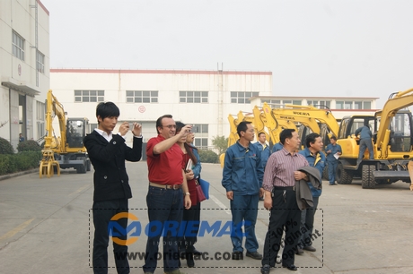 Mexico Clients Visited Wolwa Factory for Wheeled Excavators_3
