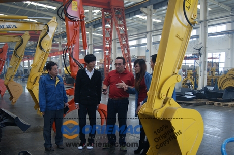 Mexico Clients Visited Wolwa Factory for Wheeled Excavators_4