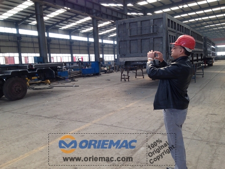 2015-03-26 New Zealand Customer Visited Shandong HUAYU Trailer Factory_1