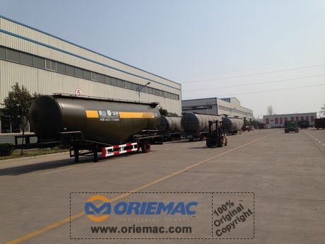 2015-03-26 New Zealand Customer Visited Shandong HUAYU Trailer Factory_3