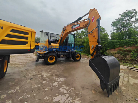 Argentina - 1 Unit LUTONG Farm Tractor LTB804 & 1 Unit XCMG Road Roller