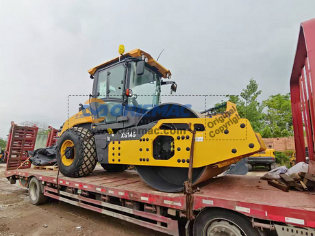 Argentina - 1 Unit LUTONG Farm Tractor LTB804 & 1 Unit XCMG Road Roller